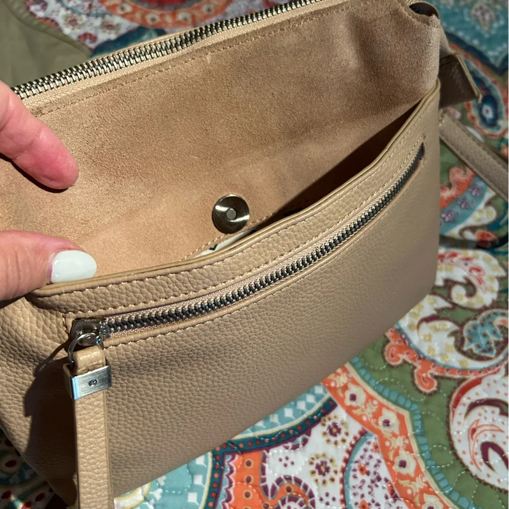 Moda Luxe Women's Elegant Tan Crossbody Bag - Picture 4 of 8